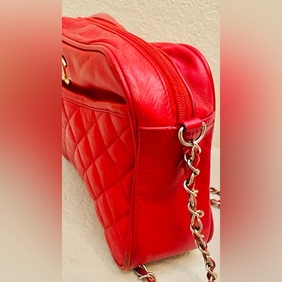 Vintage Chic Red Quilted CameraBag - Picture 4 of 9